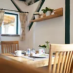 Gaestezimmer Victoria 住宿加早餐酒店 Linsberg